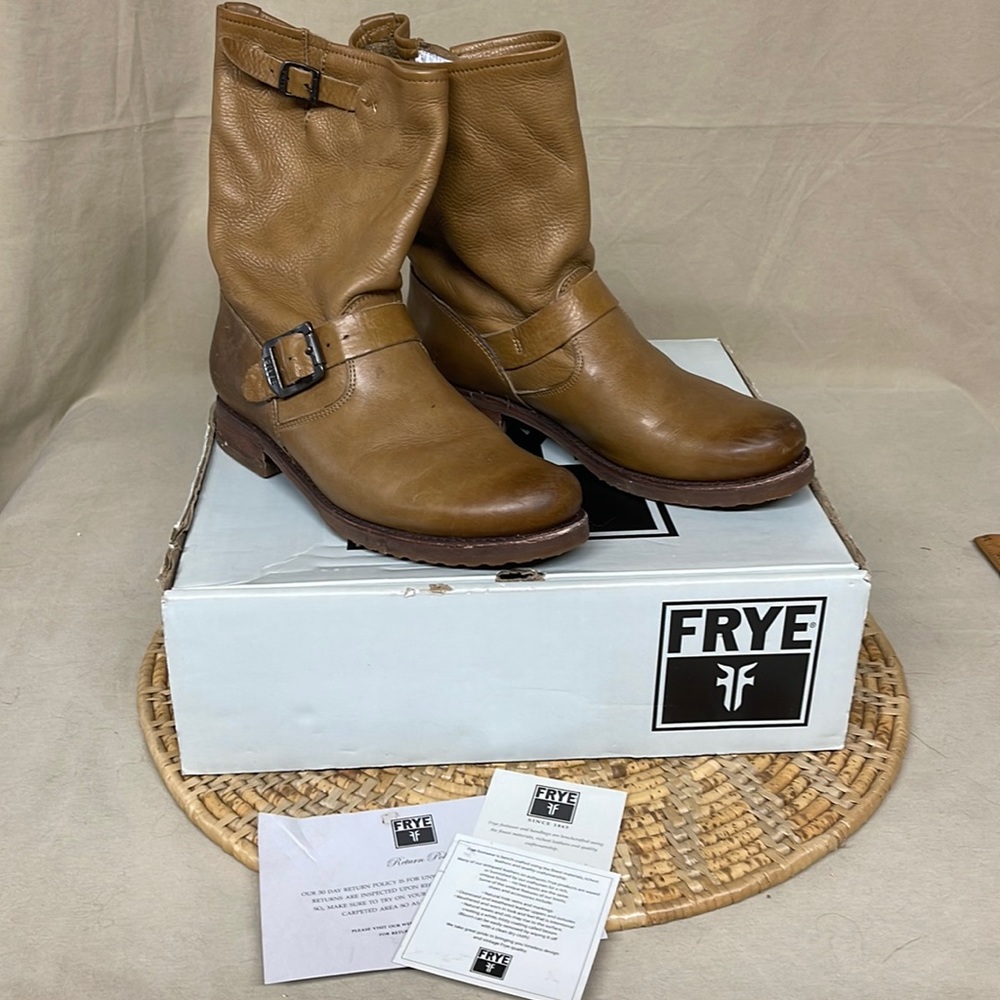 Frye Veronica Shortie in Camel